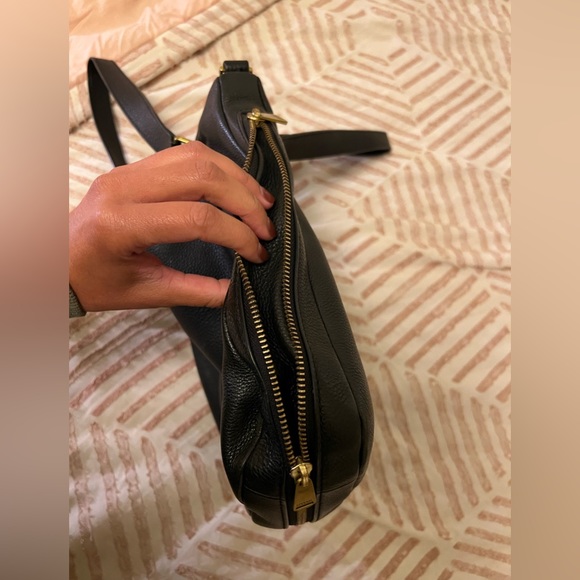 Fossil. Leather black shoulder bag with gold zipper extension detail. Black. - Picture 7 of 8